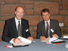 Colin McKerracher, President ACPOS and Professor Nick Fyfe, Director SIPR, sign the Memorandum of Understanding between SIPR and ACPOS
